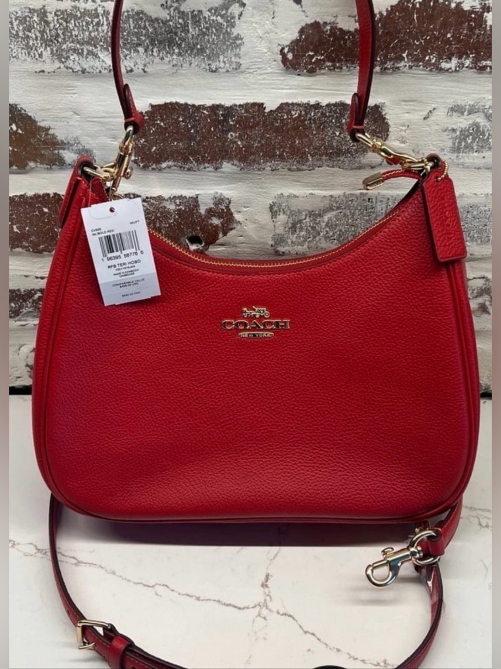 ❤️ New Coach Authentic Teri Hobo in Gold/Bold Red (Exclusive) - Picture 4 of 7